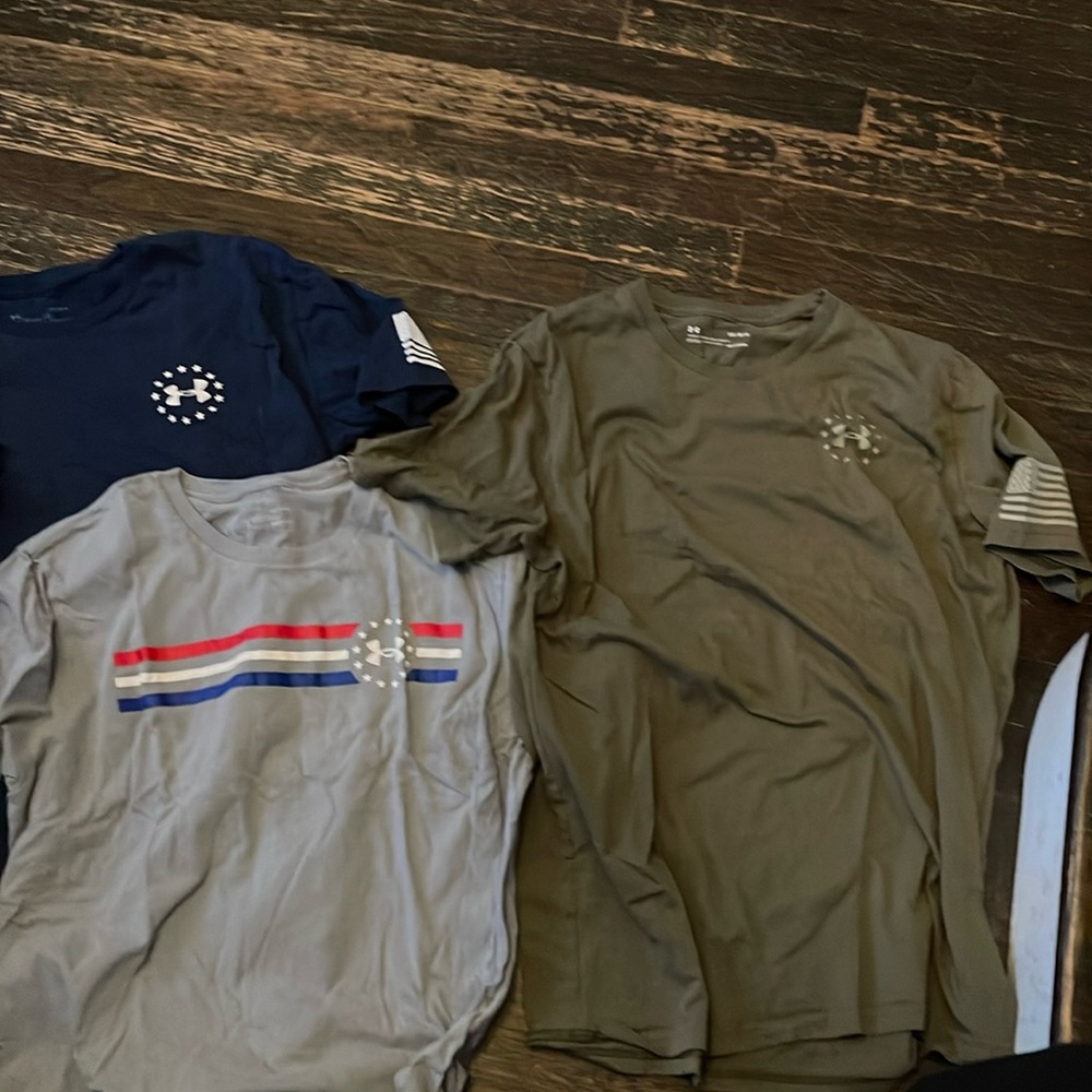 Under Armour men s large USA & Freedom tshirts